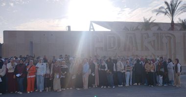 الطالبات والطلاب المشاركون في الرحلة للمتحف المصري الكبير