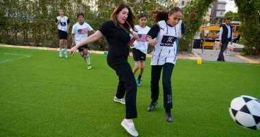 السفيرة الأمريكية تلعب الكرة فى الأقصر 