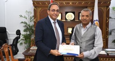 محافظ قنا يكرم عاملًا بالمحافظة تقديرًا لجهوده مع بلوغه سن التقاعد