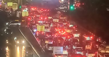 هطول أمطار متفاوتة بمحاور القاهرة الكبرى.. متابعة دورية للمرور ونشر سيارات إغاثة بالطرق.. نشر سيارات شفط المياه المتراكمة.. تخصيص خطوط ساخنة للإبلاغ عن الحوادث.. وطوارئ بغرف العمليات لرصد زحام المركبات.. صور