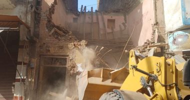 حفاظا على أرواح المواطنين.. إزالة منزل آيل للسقوط بقنا 