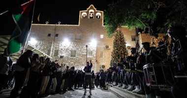 جنين تحتفل.. إضاءة شجرة عيد الميلاد فى كنيسة دير اللاتين بعد غياب عامين