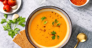 طريقة عمل شوربة العدس بالكريمة.. الجو محتاجها