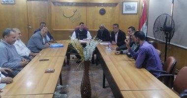 نقيب الصناعات الهندسية يبحث مع عمال شركة النصر للمواسير تطوير إمكانات العمل