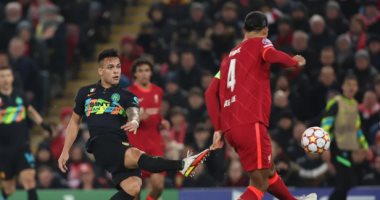 كرة مشتركة بين لاوتارو لاعب انتر وفان دايك مدافع ليفربول 