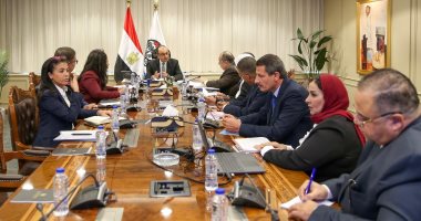 وزير قطاع الأعمال يجتمع بمسئولى مركز المعلومات لمتابعة عدد من ملفات العمل