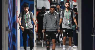 كريم فؤاد بالعكاز.. منتخب مصر يصل استاد البيت لمواجهة الأردن .. صور