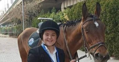 رئيس جامعة دمنهور يهنئ الفائزة بمسابقة الترويض بكأس مصر للفرسان ذوي الهمم