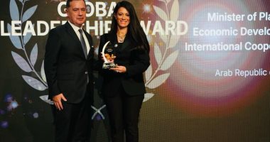 رانيا المشاط تتسلم جائزة القيادة الدولية 