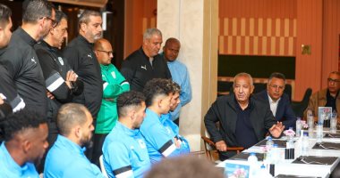 كامل أبو على يزور معسكر المصرى ويجتمع بالجهاز الفنى واللاعبين