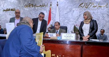 محافظ سوهاج يستمع إلى مطالب وشكاوى المواطنين فى اللقاء الجماهيرى