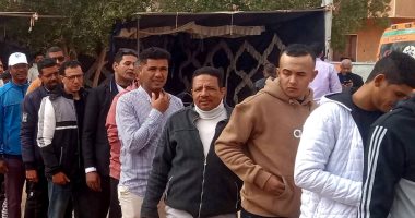 طوابير الناخبين تصطف بطول الشارع أمام لجان انتخابات النواب بالوادي الجديد.. صور