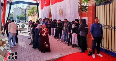 الناخبون يدلون بأصواتهم فى انتخابات النواب بلجنة المدرسة اليابانية بالشيخ زايد.. صور 