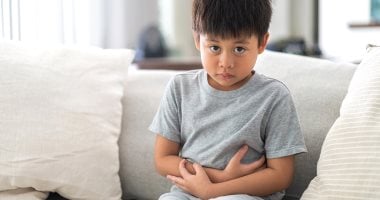 القولون العصبى عند الأطفال.. أسباب صحية ونفسية وعلامات لا يجب تجاهلها