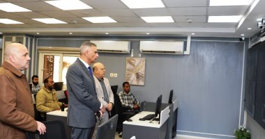 محافظ أسوان يتابع سير الانتخابات من داخل مركز الشبكة الوطنية