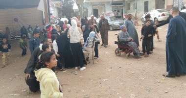 مسن على كرسى متحرك يصر على المشاركة فى انتخابات النواب بمنشأة القناطر بالجيزة