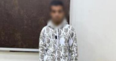 المتهم وبحوزته كروت الدعاية 