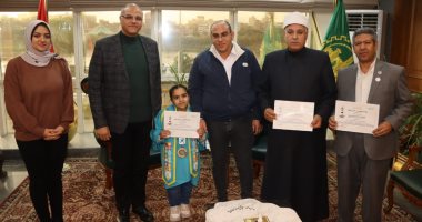 محافظ القليوبية يُكرِم طالبة فازت بالمركز الـ 2 فى المشروع الوطنى للقراءة