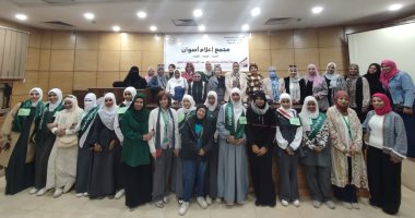 تكريم الطالبات المتميزات فى الصناعات اليدوية