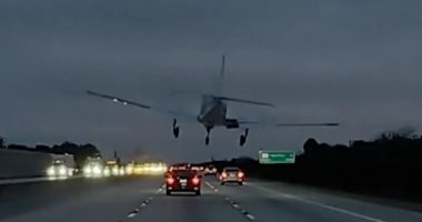 طائرة تهبط اضطراريا فوق سيارة على الطريق السريع فى فلوريدا