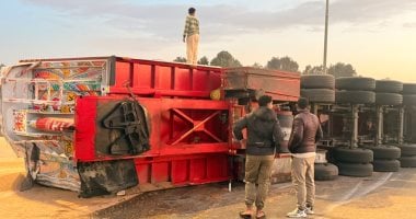 إصابة شخصين إثر انقلاب تريلة محمّلة بالغلال