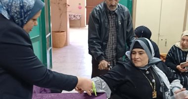 رئيسة لجنة بأسوان تساعد سيدة من ذوى الاحتياجات على الإدلاء بصوتها.. صور