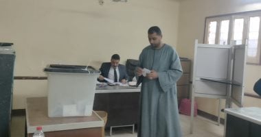 بالجلباب الصعيدى الناخبون من قرى ونجوع إسنا يصوتون فى انتخابات مجلس النواب.. صور