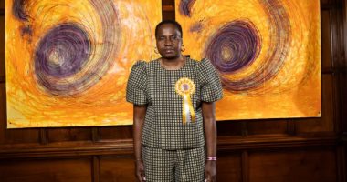 نينينا كالو تفوز بتيرنر.. فنانة مصابة بالتوحد تفوز بأعلى جائزة ببريطانيا