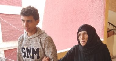 سيدة عجوز تتكئ على حفيدها من أجل التصويت فى انتخابات مجلس النواب بالوراق.. فيديو