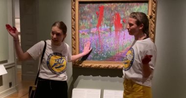 محكمة سويدية تبرئ ناشطتى مناخ بعد تشويههما لوحة مونيه بالطلاء الأحمر