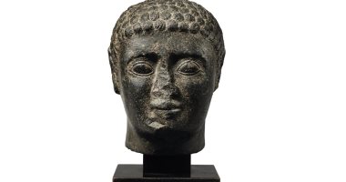 بونهامز تبيع رأس رجل من البازلت الرومانى المصرى.. اعرف الثمن