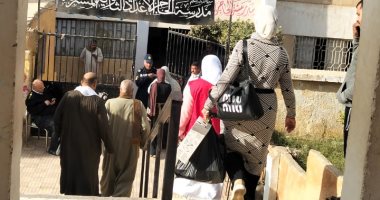 إقبال من الناخبين على التصويت بلجان منشأة القناطر بالجيزة.. صور