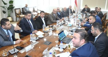 وزير الإسكان يتابع موقف مشروعات مارينا ومدينة العلمين الجديدة