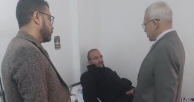 وكيل تعليم الإسماعيلية يزور المعلم المعتدى عليه بمدرسة المجاورة فى المستشفى