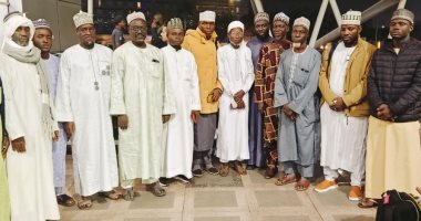 وفدًا يضم 50 إمامًا وداعية من ست دول 