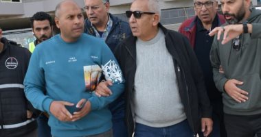 كامل أبو علي خلال زيارة استاد المصري