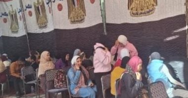 المرأة تتصدر المشهد فى انتخابات مجلس النواب.. إقبال كبير من المواطنين على اللجان منذ اللحظات الأولى.. سيدة تتجاوز المائة عام تُدلى بصوتها.. ومشاركة فعالة من رجال الشرطة فى مساعدة كبار السن.. صور