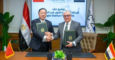 رئيس اقتصادية قناة السويس يوقع عقد مشروع صينى لمنسوجات المايكروفايبر بالقنطرة غرب