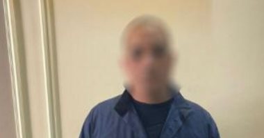 وزارة الداخلية تضبط شخص يوزع أموال بمحيط لجان أبو قرقاص