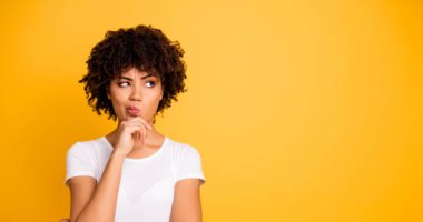 هنفرح بيكى إمتى؟.. إتيكيت التعامل مع الشخصية الفضولية فى حياتك