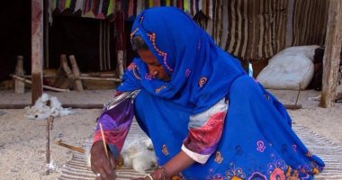 مهارة إحدى سيدات حلايب وشلاتين في الصناعة اليدوية