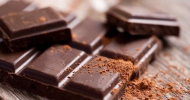 باحثون: تناول الشيكولاتة الداكنة يخفض ضغط الدم فى شهر ويبطئ الشيخوخة