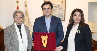 وزير الثقافة يستقبل سلوى بكر ويهديها درع الوزارة