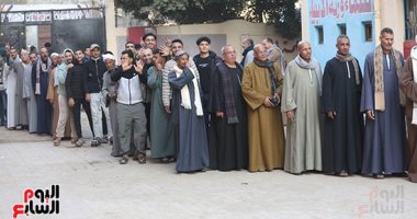 طوابير الناخبين تصطف أمام اللجان فى انتخابات مجلس النواب بالعياط.. صور 