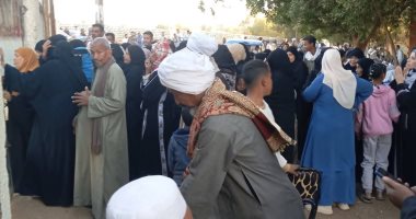 زحام الساعات الاخيرة بلجان الانتخابات بأسوان.. صور