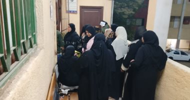 طوابير نسائية في الوراق وطناش قبل ساعة من غلق التصويت بالانتخابات.. صور
