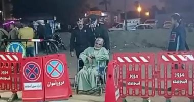 الشرطة تساعد كبار السن داخل لجان الاقتراع فى اليوم الثانى للانتخابات بأسوان