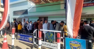 إقبال مكثف من الناخبين منذ فتح أبواب لجان انتخابات النواب بالوادى الجديد.. فيديو