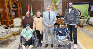 محافظ المنوفية يلتقي حالتين من ذوي الهمم من أسرة واحدة