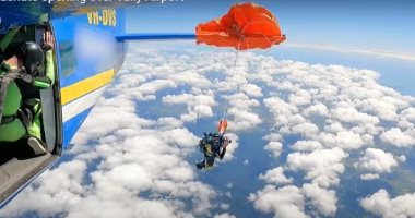 مظلة تشتبك بذيل طائرة